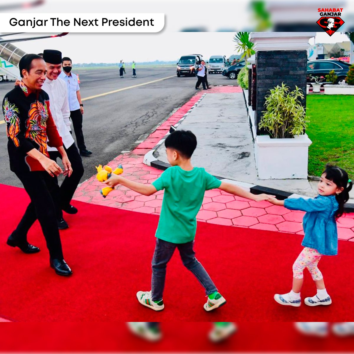 sahabatganjar's tweet photo. Banyak persamaan antara Ganjar dan Jokowi. Rendah hati, murah senyum, merakyat, dan suka blusukan.

Siang tadi Ketua Umum PDIP mengumumkan Ganjar Pranowo sebagai Calon Presiden Indonesia. https://t.co/hNv5gBRSsD