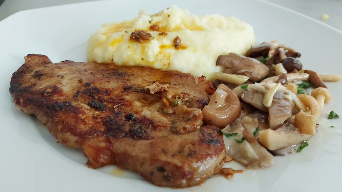 comocomodiadia's tweet photo. #chuletadecerdo, #adobado #casero... #puredepatatas y #salteado de #setas #alajillo ... #enfamilia #guisoyo #comocomodiadia https://t.co/D2esw3Zrdw