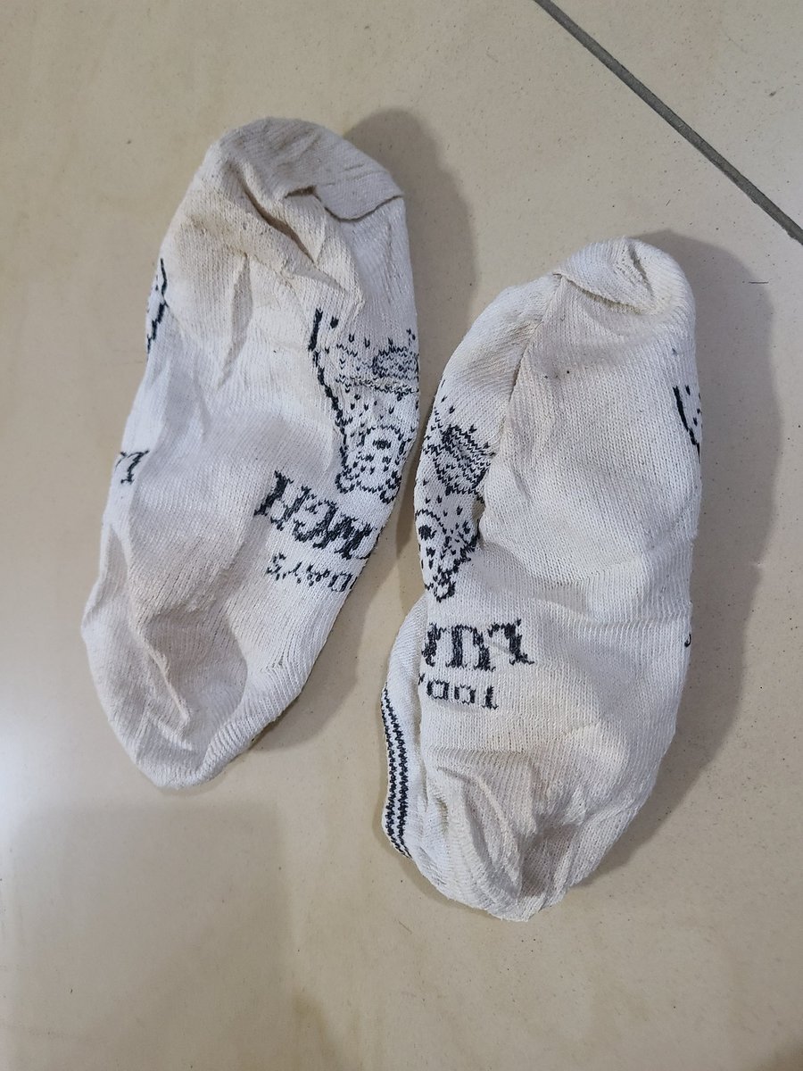 3号的白袜子经过一周变成了黄袜子，汗臭扑鼻，马上就送到客户手中。