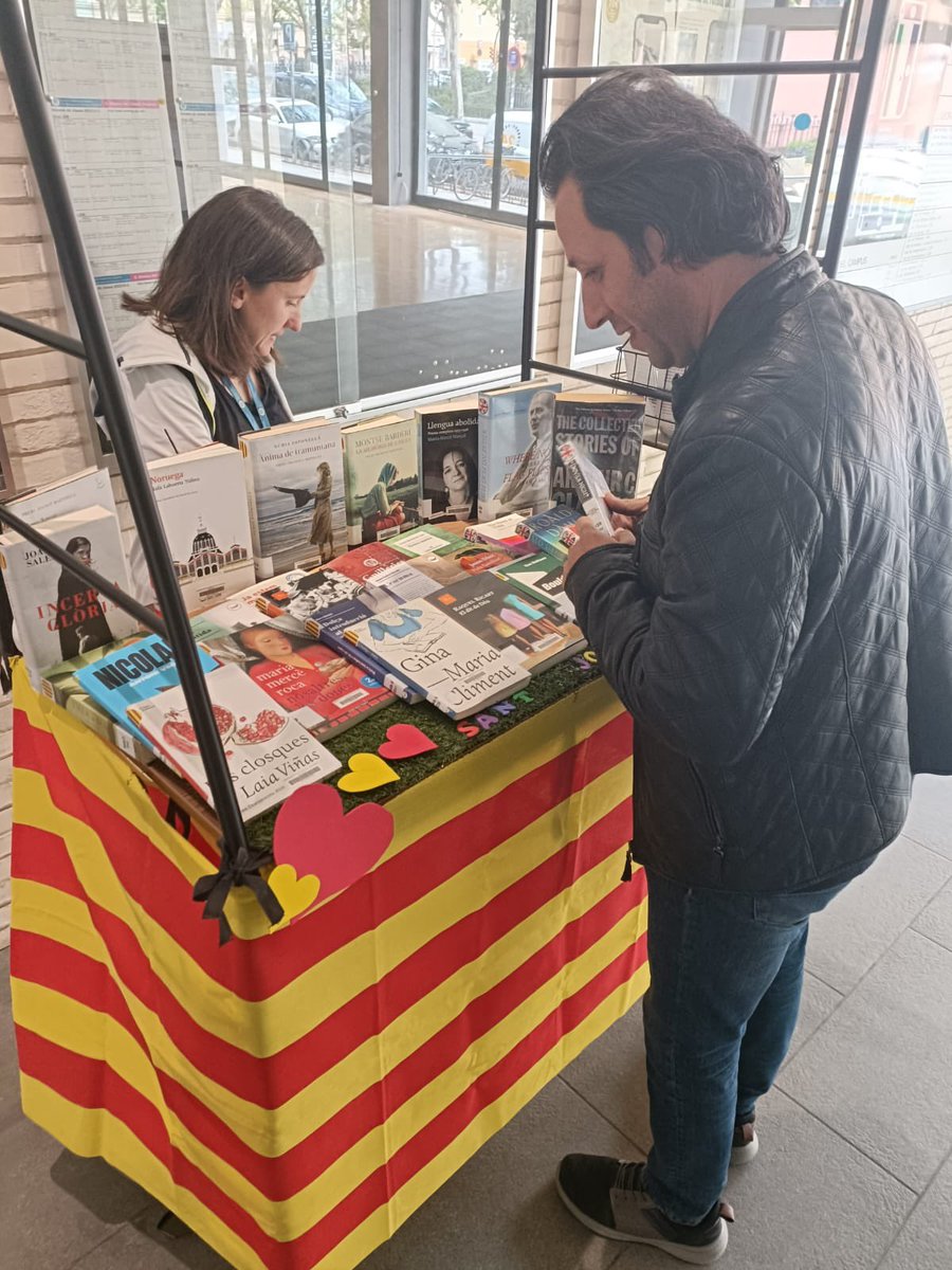 BibUPCVILANOVA's tweet photo. La gent de la @UPCVilanova ja ‘remena’ per la #mobiteca … vine-hi tu també i troba la teva novel·la!

#santjordiupc2023 #bibupcvilanova #bibliotequesupc https://t.co/u7CVdln7zI