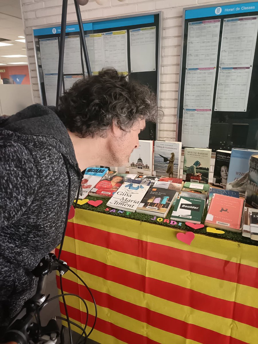BibUPCVILANOVA's tweet photo. La gent de la @UPCVilanova ja ‘remena’ per la #mobiteca … vine-hi tu també i troba la teva novel·la!

#santjordiupc2023 #bibupcvilanova #bibliotequesupc https://t.co/u7CVdln7zI