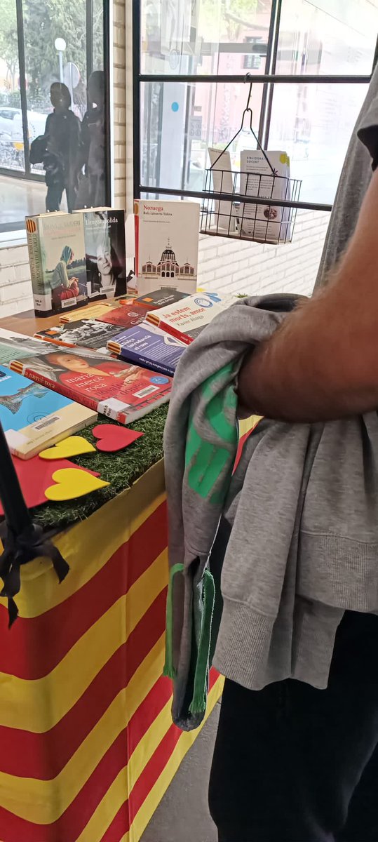 BibUPCVILANOVA's tweet photo. La gent de la @UPCVilanova ja ‘remena’ per la #mobiteca … vine-hi tu també i troba la teva novel·la!

#santjordiupc2023 #bibupcvilanova #bibliotequesupc https://t.co/u7CVdln7zI
