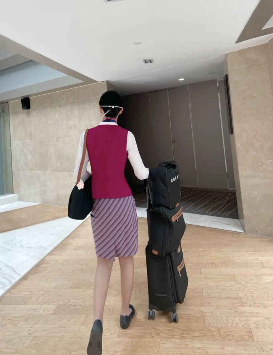 W474564's tweet photo. 不吃饱哪有力气帮旅客放箱子呢😉 https://t.co/vvLSHAUfJL