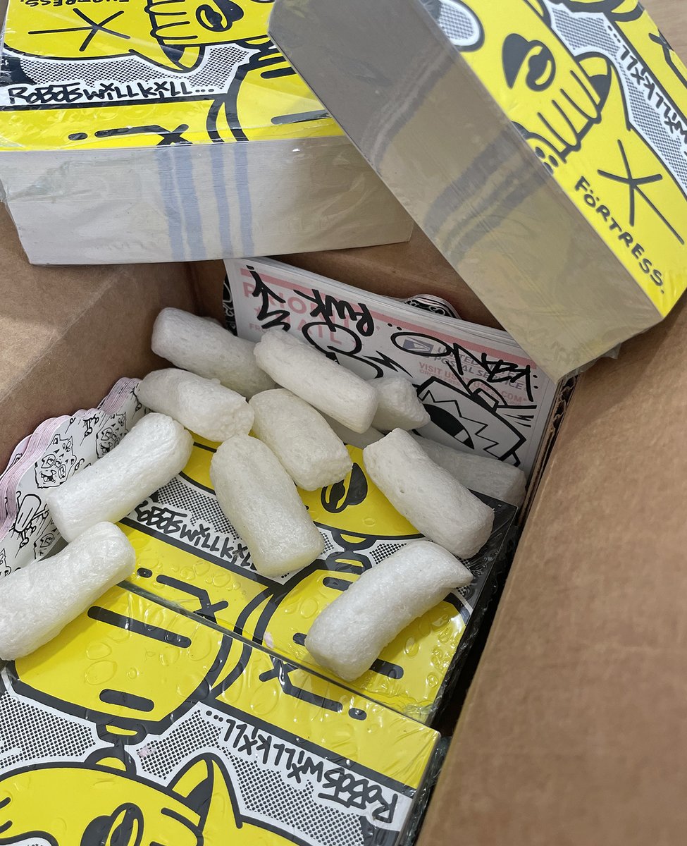 FlyingFortress_'s tweet photo. @chrisRWK sent me over a box full of tasty rice-pops!
Thank you very much, Chris!
Also thank you for adding some lovely stickers, too.
That 3-color variant of our colab sticker on vinyl is just even more tasty! 🍜
#robotswillkill #colabsticker #teddytroops #ricepops #newyoRWK https://t.co/zTd6dWBb5o