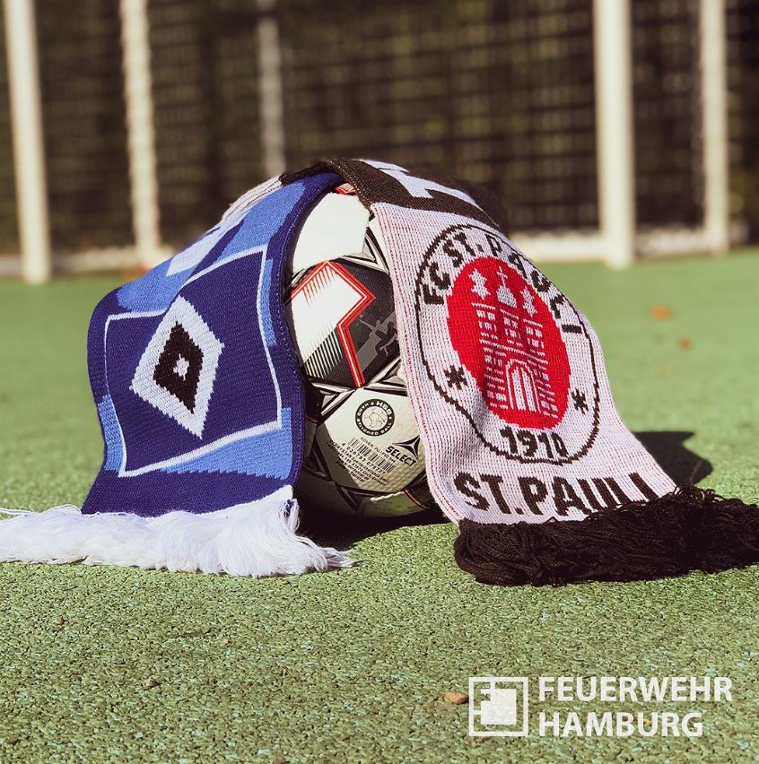 FeuerwehrHH: Heute ist Derby-Zeit in #Hamburg ⚽️
18:30 wird es heiß im Volkspark 🔥

Schreibt uns mal, für wen ihr seid:

💙 für @HSV
🤎 für @fcstpauli
❤️ für @FeuerwehrHH 😉

Wir freuen uns auf ein friedliches #Stadtderby 👊
#HSVFCSP #EinsatzfuerHamburg