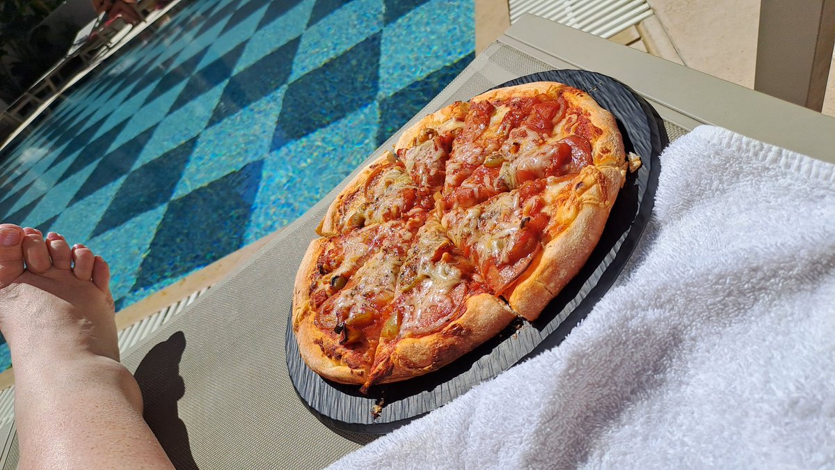 Rituleix's tweet image. #Pizzaa altaalla🌞🇬🇷🎶 paras palvelu täällä #esperia hotellissa #lomalla #Kreikassa #rodos #altaalla #täälonniinkuuma