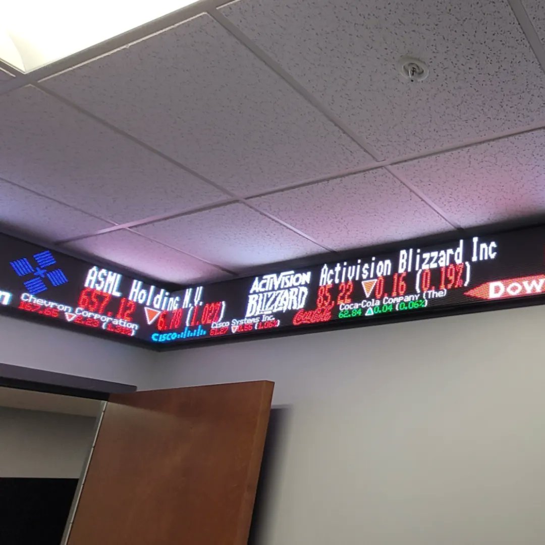 risedisplay's tweet image. A Rise Display stock ticker can turn more than corners…it can turn heads, surrounding your viewers with live information from any direction. 
See more great examples at buff.ly/3mAnCj7 
#RiseTicker #StockTicker
@risedisplay