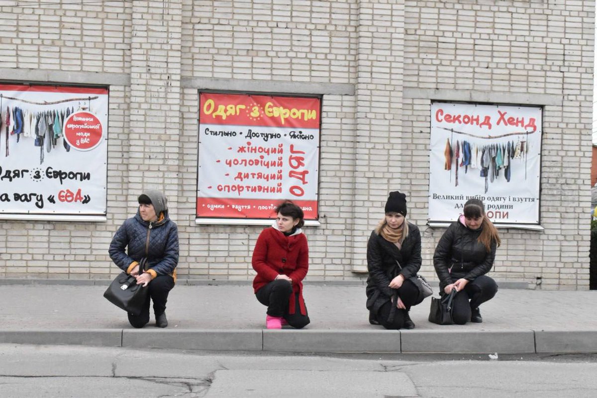 🇺🇦OpenUkraine:

Жмеринка, апофеоз чуба, украинки встречают убитых Зеленским мужей встав на колени перед заморским секонд-хендом...