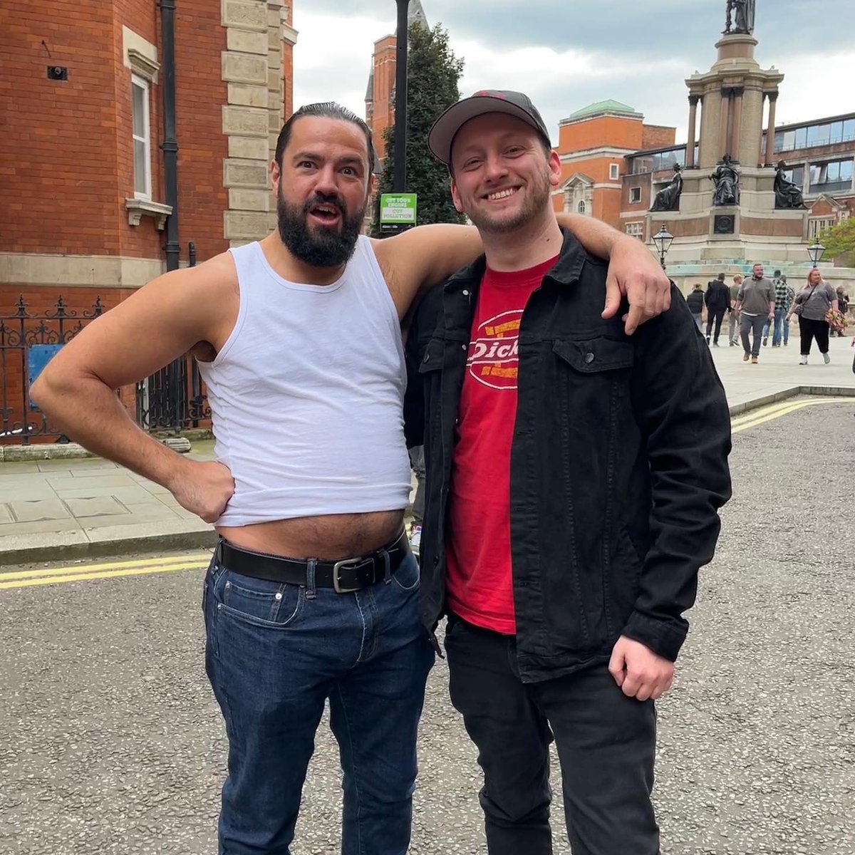 rebnoise's tweet photo. (2/2)
Another great @alwayssunny cosplayer we spotted at the @TheSunnyPodcast show!

Scott with a tribute to Fat Mac that was so committed that the guy made sure to push out his gut for the photo

Check out our review of the show at the @RoyalAlbertHall👇

https://t.co/uKB6cvmoEn https://t.co/KolBGusMas