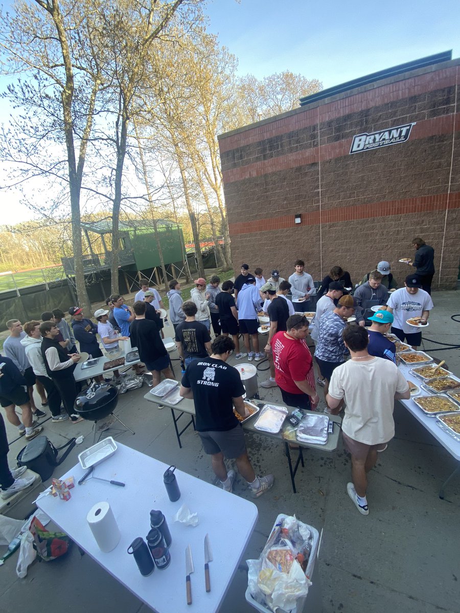 Bryant_MLax's tweet photo. Senior Goalies/Chefs Ean Patry and Brennan Hart have been hosting weekly Goalie Dinners all year.

For a huge home game against Binghamton, it was time to serve the whole team. 

This week’s menu:

Grilled Chicken Sandwiches 
Garlic Parmesan Fries 
Greek Corn Salad https://t.co/9oOkR7eyS6