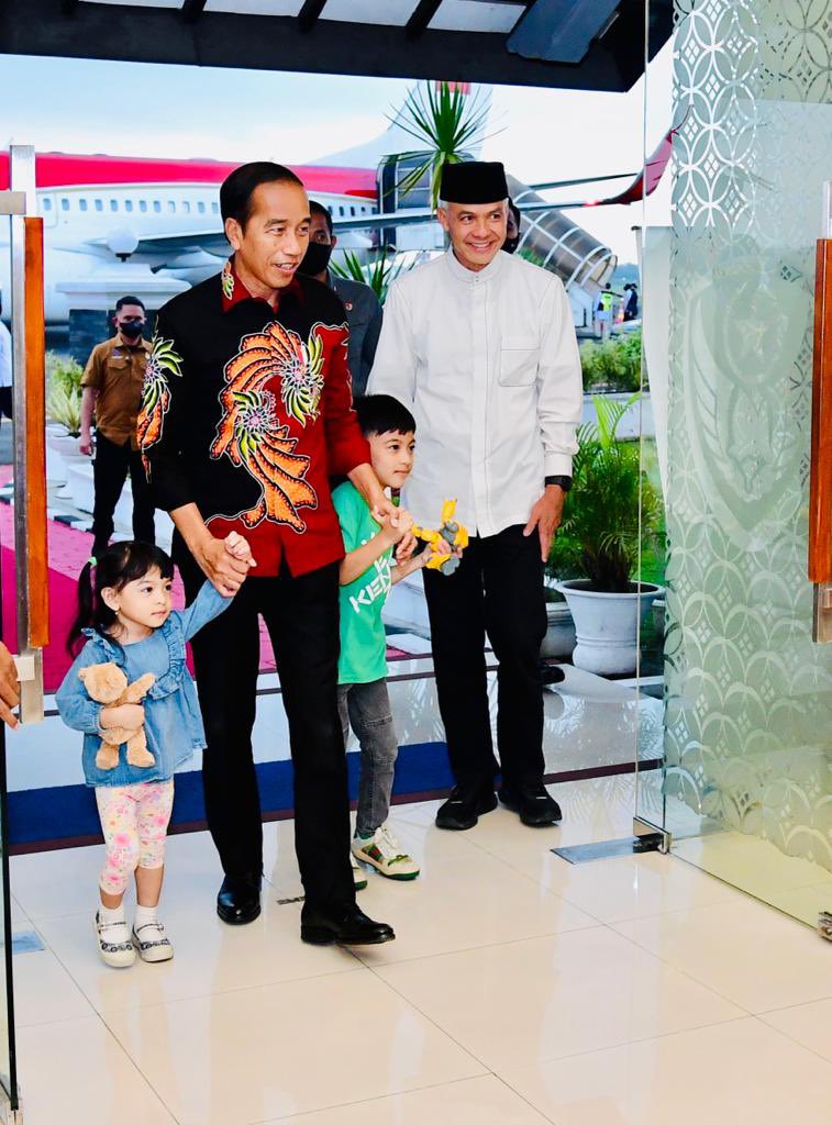 Semoga di kediaman Presiden <a href="/jokowi/">Joko Widodo</a> di Solo ada ketupat, opor dan sambal goreng. 😁