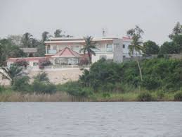Monika97972733's tweet photo. #Togo #Corruption Non! @EgountchiLdna défendre La voleuse et criminelle @DogbeVictoire #PremierMinistre du #timonier @FEGnassingbe Est #Suspect! Que distu de son #Palais a #Badougbè !? Ses détournements de Fonds publics a La @togoprimature ! Voyage en #Avion privé #dimanche 23/04 https://t.co/HHdC85BCSV