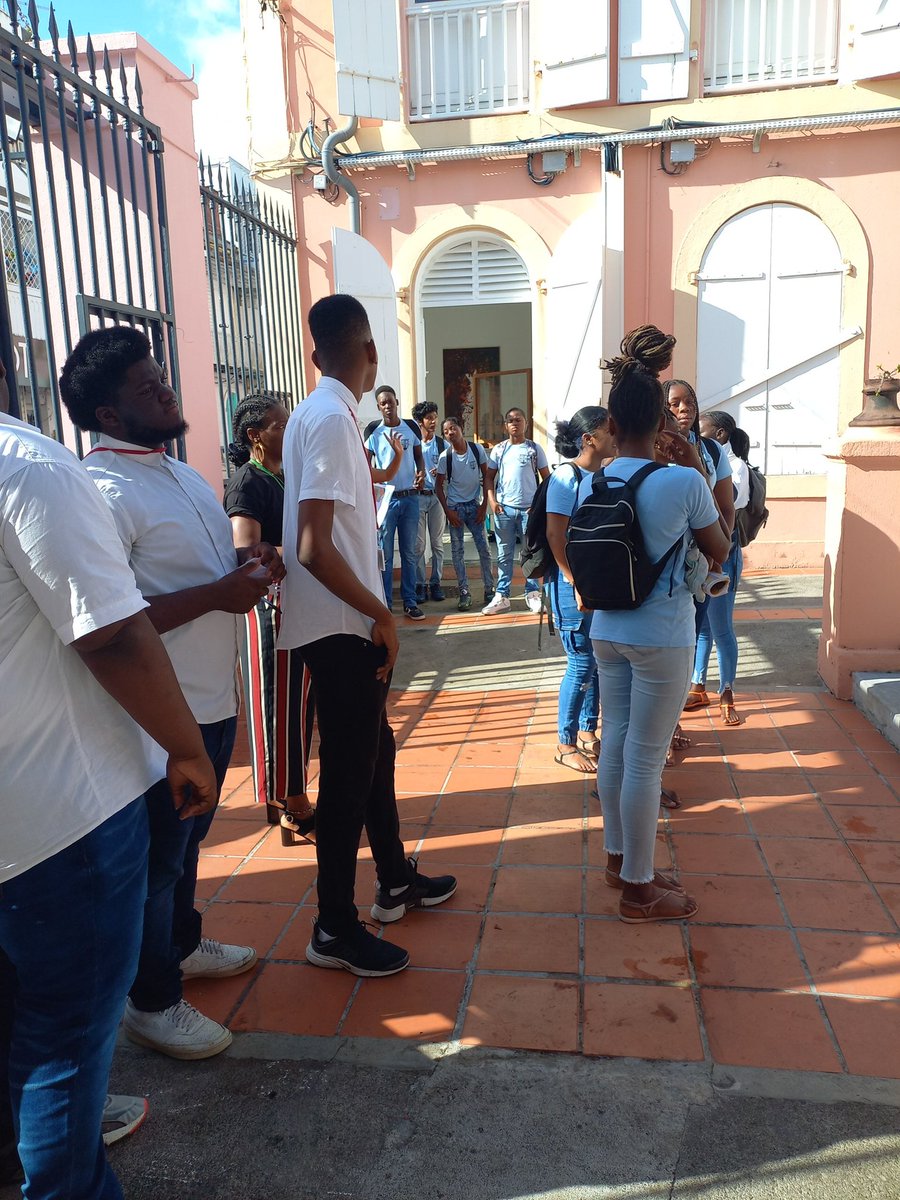 Les élèves du collège Nestor de Kermadec montent les marches historiques du LPO CARNOT