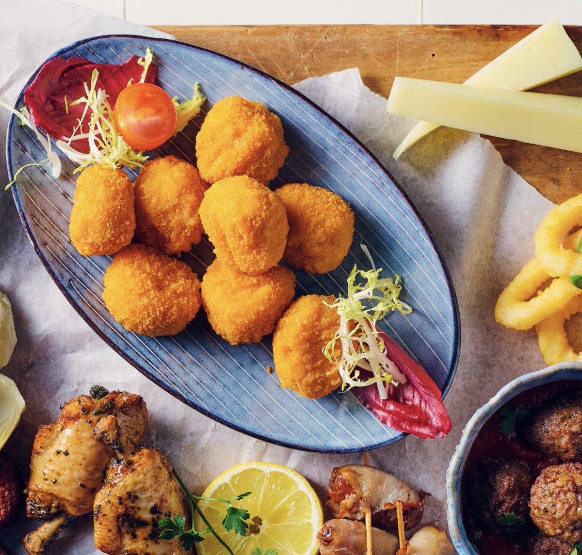 Tapas_Club's tweet photo. Ben jij al voorbereid op het aankomende terrasseizoen? Onze Tirokrokétes zijn perfect om te serveren in het voorjaarszonnetje! Dit zijn Griekse krokante kaasballetjes met een zachte vulling van de bekende Griekse Kaseri kaas. Lekker én vega! https://t.co/3ZjzBuDyLn
