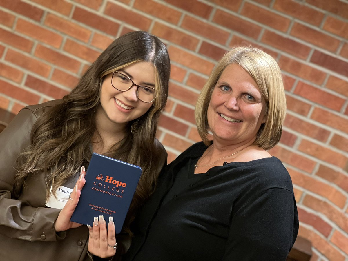 hopecommdept's tweet photo. Loved celebrating all @hopecommdept students at our End of Year Celebration. We’re proud of your achievements & we salute you for finishing another great year. Dig these snaps from last night’s fun! 🧡💙 @HopeCollege #HopeForward #GoHope #Communication #CommTwitter https://t.co/zJsHVrZ5Do