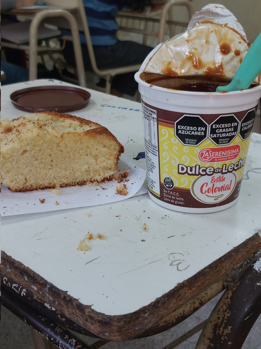harrymoont's tweet photo. tranqui mi amiga se trajo hasta el dulce de leche familiar para desayunar https://t.co/wfbmpquDGU