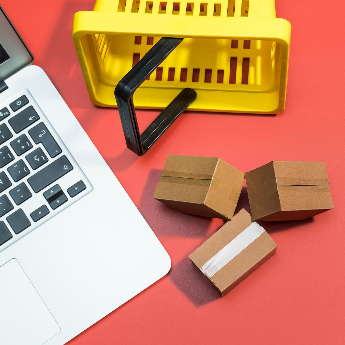 📦#Amazon para reducir costes y mejorar los tiempos de entrega, rediseñó su estrategia de colocación de inventario. Dividió su red nacional de cumplimiento en 8 regiones interconectadas donde cada región es autosuficiente.