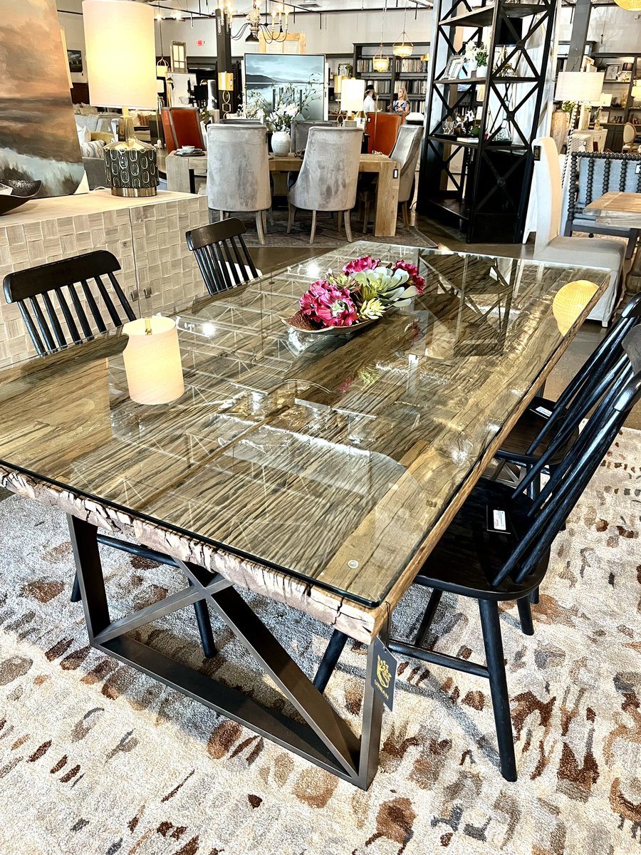 UrbanHomeMarket's tweet photo. This table SCREAMS lake house! Available at Urban Home Market https://t.co/Om8CEHoDCK