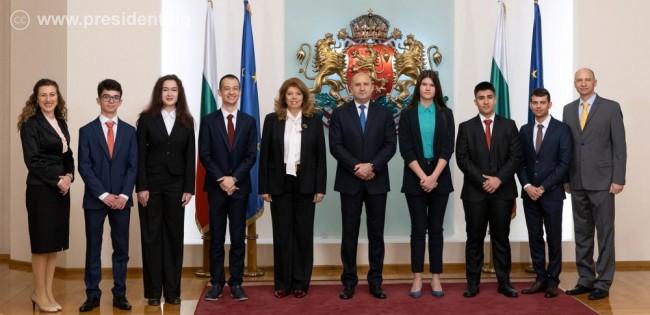 IlievaIrina's tweet photo. It was an honor for me to speak about @JABulgaria and its 25 years of impact on young people of Bulgaria at the ceremonial hall of the Bulgarian presidency, who hosted our students in this years edition of #ManagerForADay #mfd2023 #МениджърЗаЕдинДен #Президент #Вицепрезидент https://t.co/9lFIp7mBWv