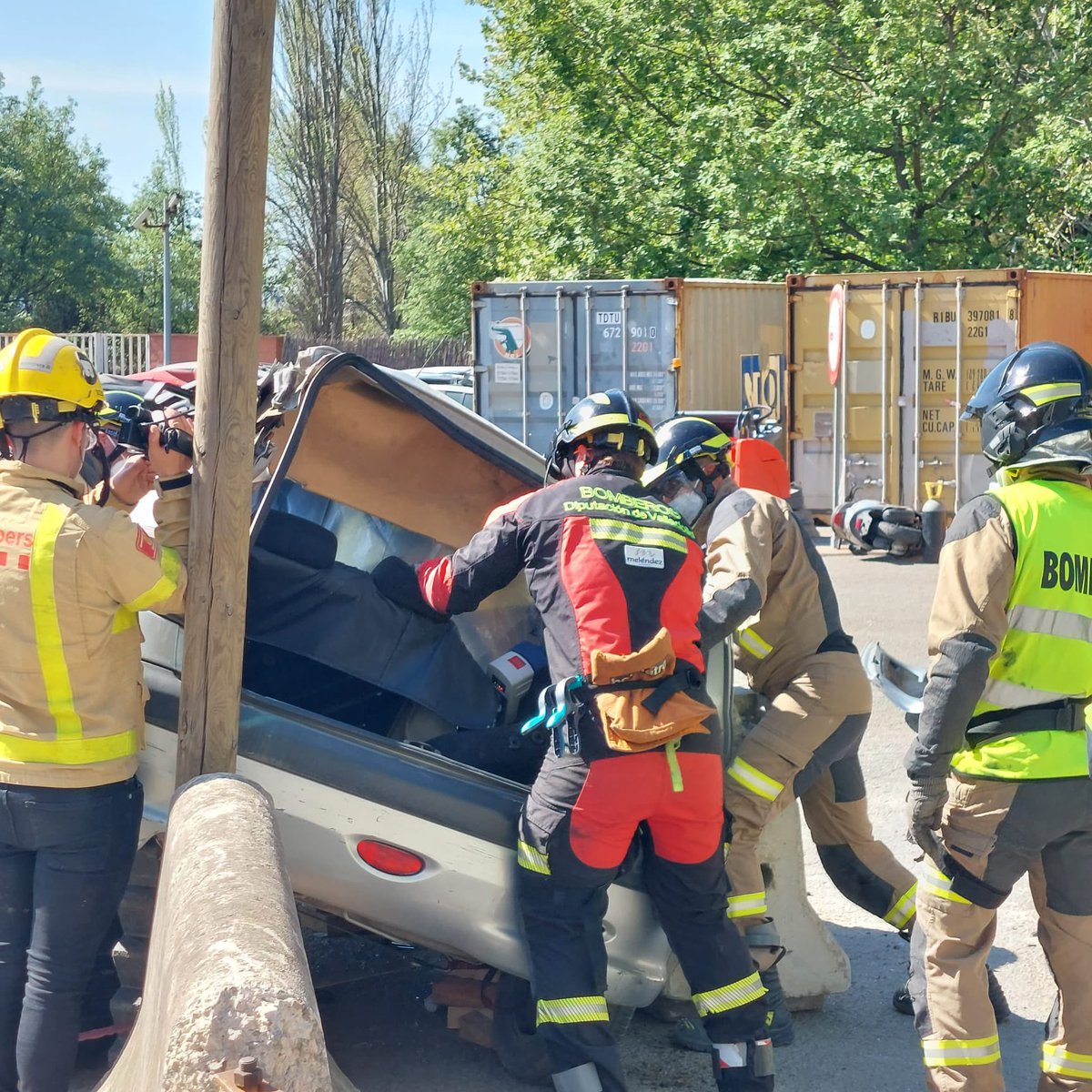 BomberosDip_VLL's tweet photo. 🧑🏽‍🚒 Hemos participado en el Campeonato Interno de Equipos de Rescate en Accidentes de Tráfico en Cataluña. 

🚒 Esta competición es una fuente de prácticas como primeros intervinientes en los accidentes de tráfico.

➕ Sumamos experiencia para dar un buen servicio al ciudadano. https://t.co/LtCnYhUtuz
