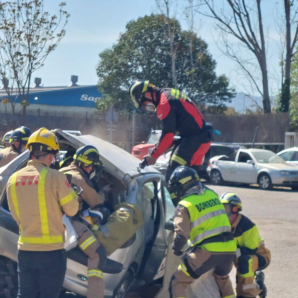 BomberosDip_VLL's tweet photo. 🧑🏽‍🚒 Hemos participado en el Campeonato Interno de Equipos de Rescate en Accidentes de Tráfico en Cataluña. 

🚒 Esta competición es una fuente de prácticas como primeros intervinientes en los accidentes de tráfico.

➕ Sumamos experiencia para dar un buen servicio al ciudadano. https://t.co/LtCnYhUtuz