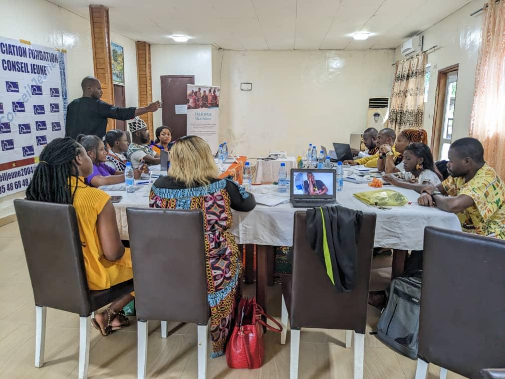 Dernier jour de formation des influenceuses et influenceurs de la région du Sud-Ouest dans le cadre de projet #talk_paix. L'éducation aux médias et à l' information une problématique désormais sérieuse au Cameroun. La suite en images.
#EMI 
#talk_paix