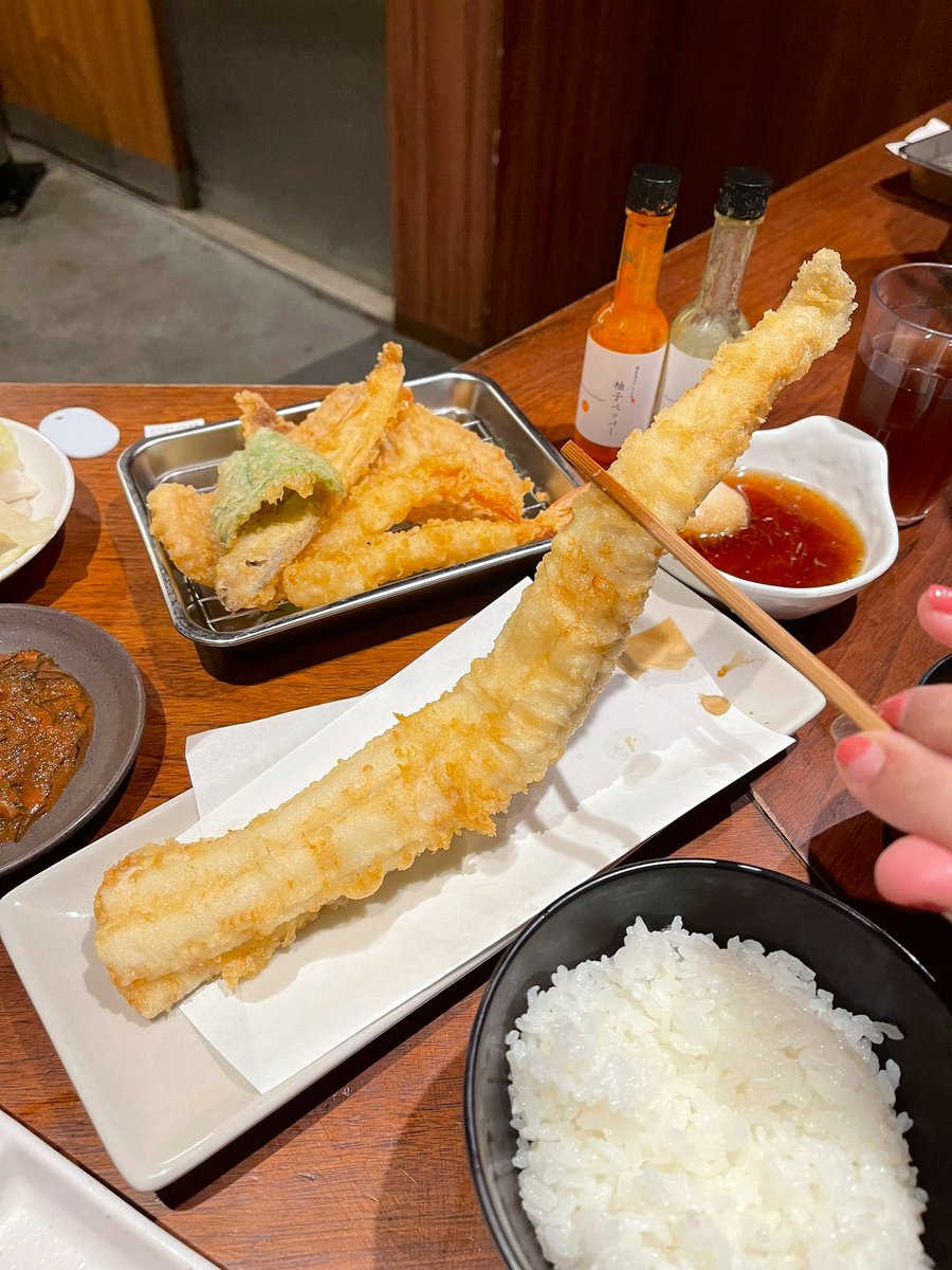 eatwithpanida's tweet photo. #รีวิวฟุกุโอกะ นี่อยากลองกินเทมปุระบาร์นานแล้ว ได้ไปลองสักที ร้าน Tempura Takao ชั้น5 ตึก Canal City คนเยอะมาก แต่รันคิวเร็ว กดสั่งจากเ��รื่อง มีทั้งแบบสั่งเป็นเซตกะข้าว สั่งเป็นด้ง หรือจะสั่งเทมปุระแยกเพิ่มก็ได้ ลองสั่งปลาไหลทั้งตัวมา ฟินมาก ละเค้ามีตัวน้ำจิ้มเมนไทโกะด้วย @aroii https://t.co/WvCMeB9pIj