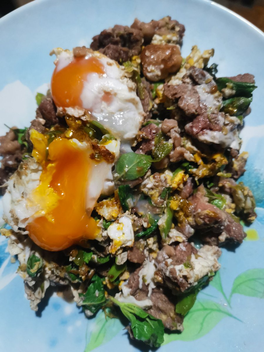 fun_tuutie's tweet photo. กินค่ำอีกแล้ว..มัวแต่ตะลอนๆ🛵
กระเพราเนื้อ+ไข่เป็ดละกัน จับโยนๆลงกระทะ สาดน้ำปลา จบ😋
#OMAD
#sg
#sgketo
#thaifood
#thailocalfood
#คีโต
#คีโตไทย
#ketosg
#ketomenu
#ketogenicdiet https://t.co/nTG08Z1umv