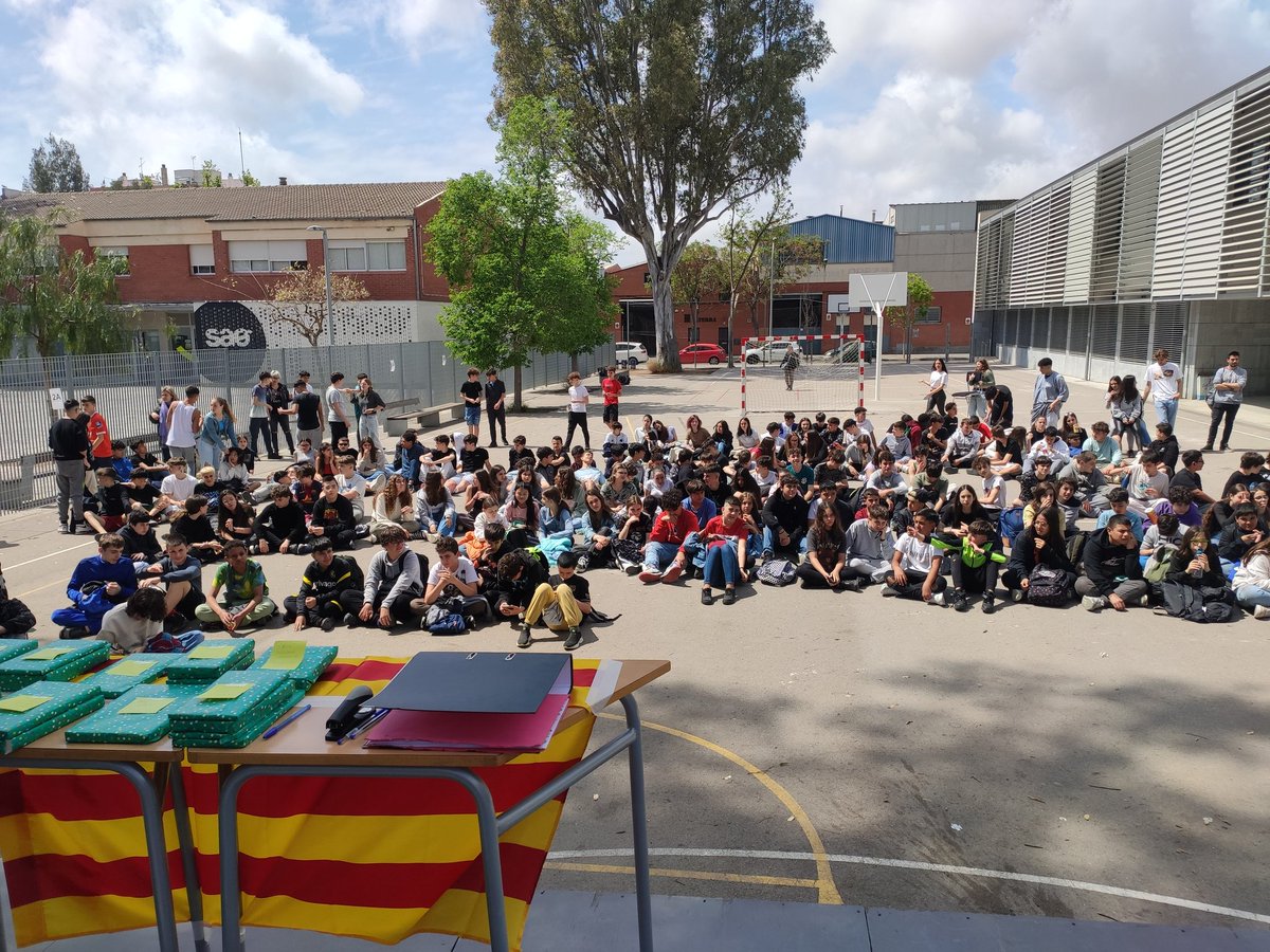inselprat's tweet photo. Avui hem celebrat Sant Jordi al'#inselprat https://t.co/gk4LrK16Xg