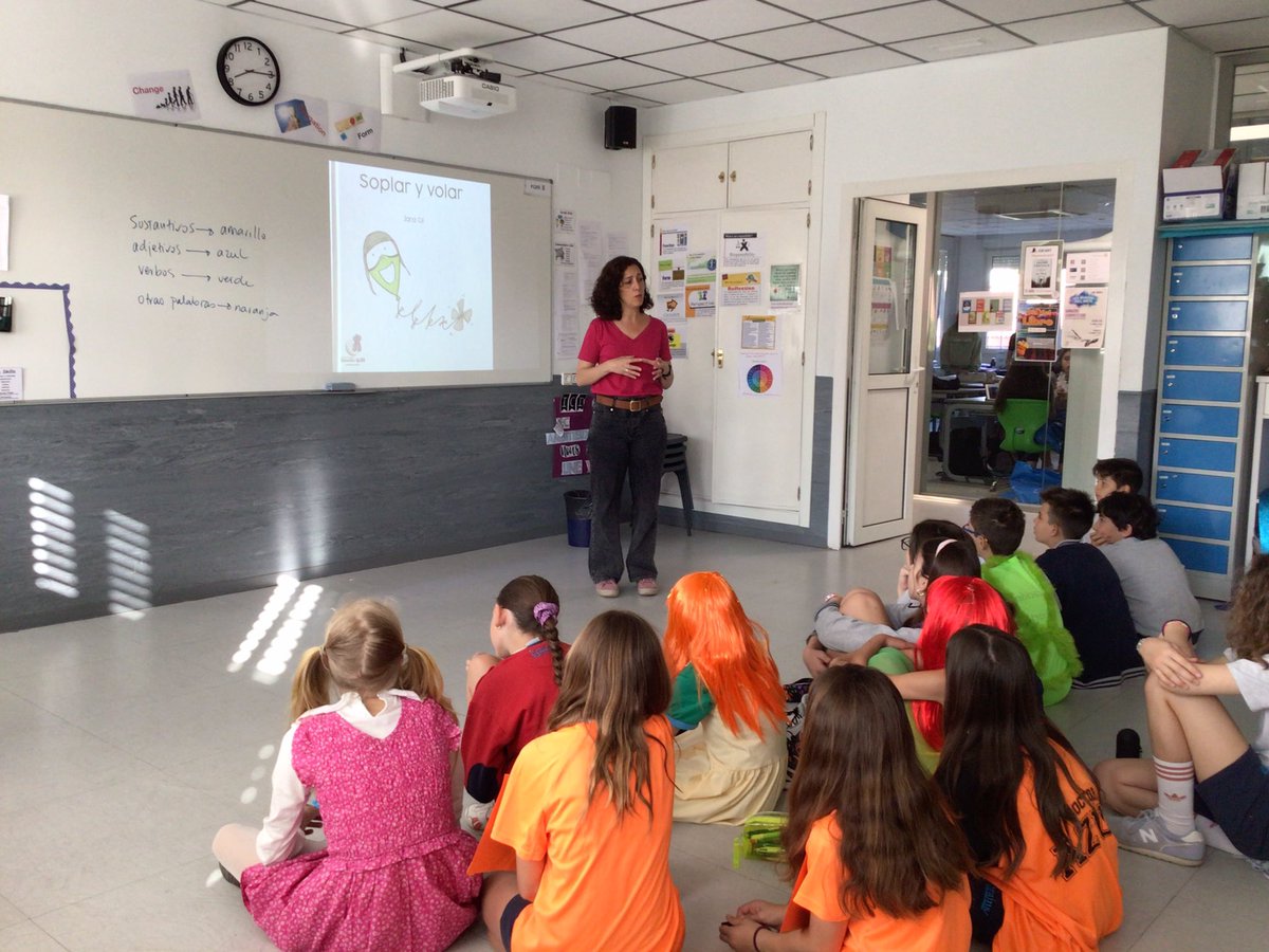 GloriaCampillo2's tweet photo. @Jaraescribe  #IBMYP teacher at @Colegio_Brains #Lombillo has come to our year 6 class as pat of ‘Book Day’ to explain how her book ‘Soplar y volar’ was planned and designed, it gives visibility to the syndrome called deletion 1p33. https://t.co/IJA1je3IeX