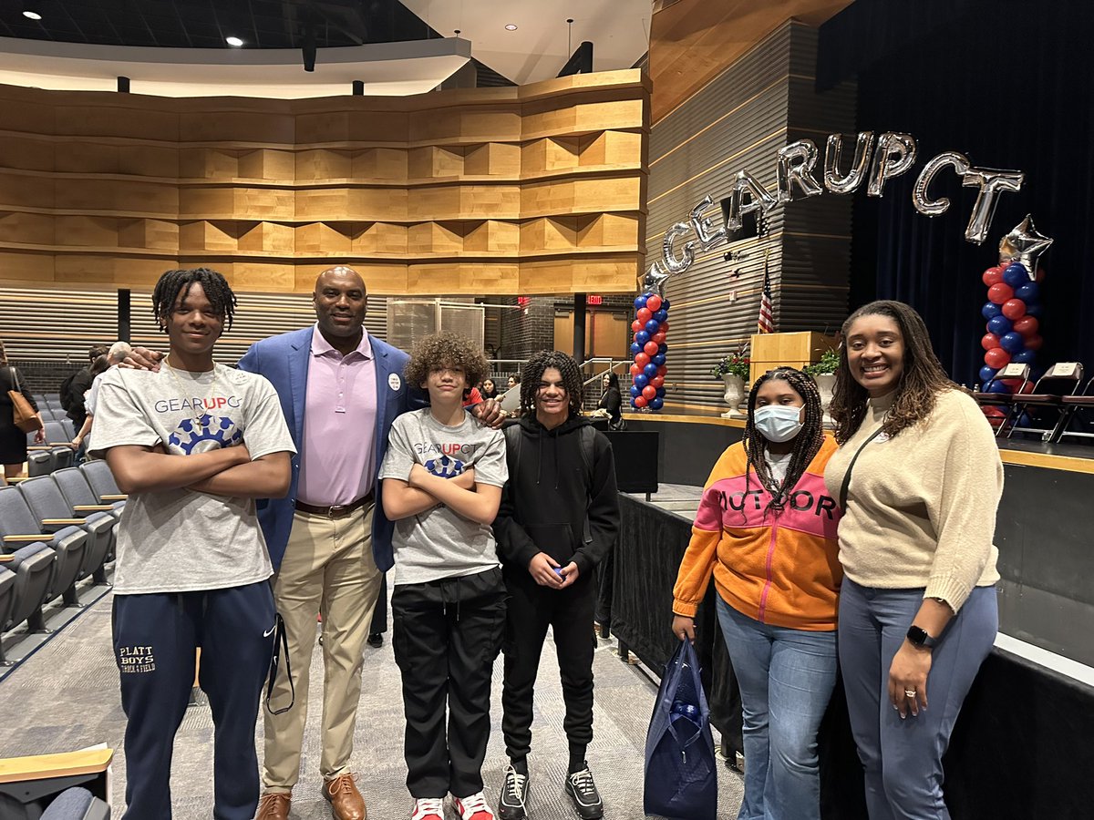 MissSGEARUP's tweet photo. Some of our awesome GU ambassadors got the chance to take a photo with the greats yesterday! #GearUpWorks @MeridenK12 @PlattLive @MaloneyMemos @MissWestfallGU @MissScottGU @GEARUPMeriden @edpartnerships https://t.co/b2FquMvVxB