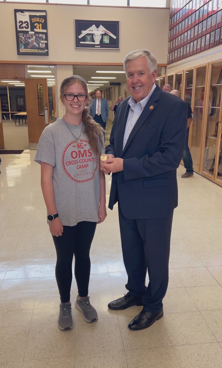 OHSBio_Cole's tweet photo. @GovParsonMO thank you for taking the time to talk to Makayla about her Patriots Pen essay and the Governor’s coin. An experience she will always remember 💙🇺🇸 #MOStateWinner #3rdintheNation #VFW https://t.co/buYSsF4CyW