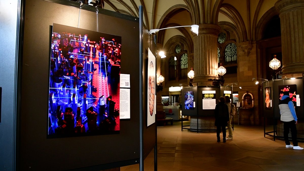 ARTS &amp; SCIENCE
Ausstellung mit neuen Bildern, 4. bis 24. April 2023 in der Diele des Hamburger Rathauses
Meine Impressionen von der Ausstellung:

gerdhachmann.hamburg/video/scienceA…

#hamburg #artsandscience #cityhall #physics