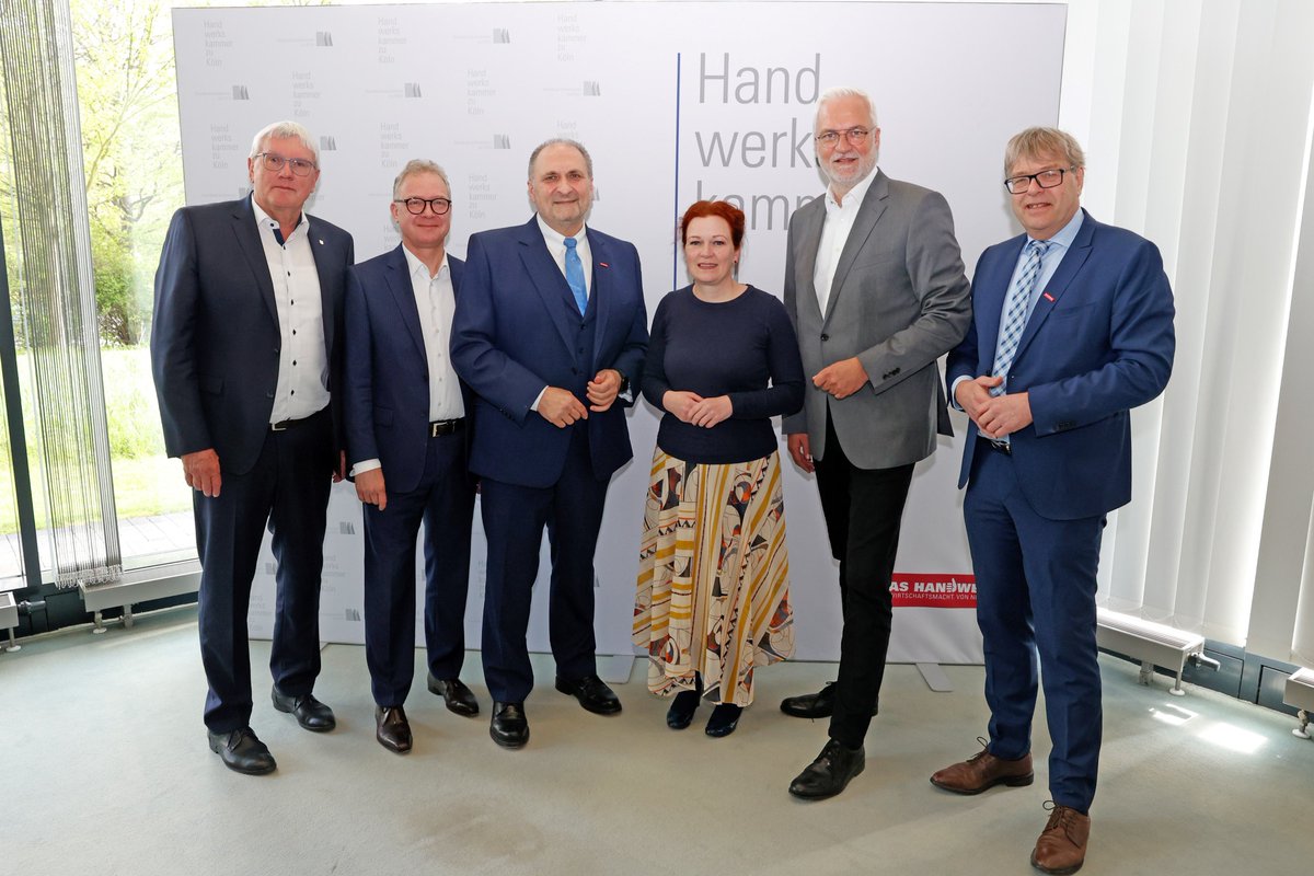 hwk_koeln's tweet photo. Handwerk im Dialog: HWK-Frühjahrsempfang in Bonn mit Reden von Präsident Hans Peter Wollseifer, OB
@katjadoerner, Landrat Sebastian Schuster &amp; Jürgen Pütz, Vorstandsvorsitzender Volksbank Köln Bonn. Teilhabe des Handwerks an Entwicklungen in Region bleibt wichtig. https://t.co/5Miu8QiHSK
