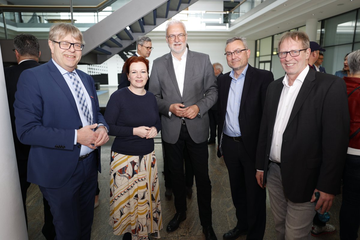 hwk_koeln's tweet photo. Handwerk im Dialog: HWK-Frühjahrsempfang in Bonn mit Reden von Präsident Hans Peter Wollseifer, OB
@katjadoerner, Landrat Sebastian Schuster &amp; Jürgen Pütz, Vorstandsvorsitzender Volksbank Köln Bonn. Teilhabe des Handwerks an Entwicklungen in Region bleibt wichtig. https://t.co/5Miu8QiHSK