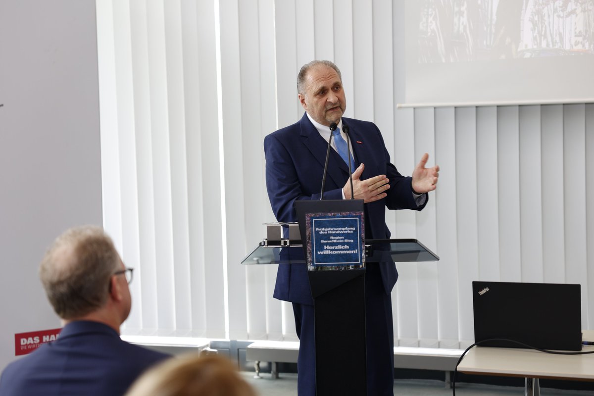 hwk_koeln's tweet photo. Handwerk im Dialog: HWK-Frühjahrsempfang in Bonn mit Reden von Präsident Hans Peter Wollseifer, OB
@katjadoerner, Landrat Sebastian Schuster &amp; Jürgen Pütz, Vorstandsvorsitzender Volksbank Köln Bonn. Teilhabe des Handwerks an Entwicklungen in Region bleibt wichtig. https://t.co/5Miu8QiHSK