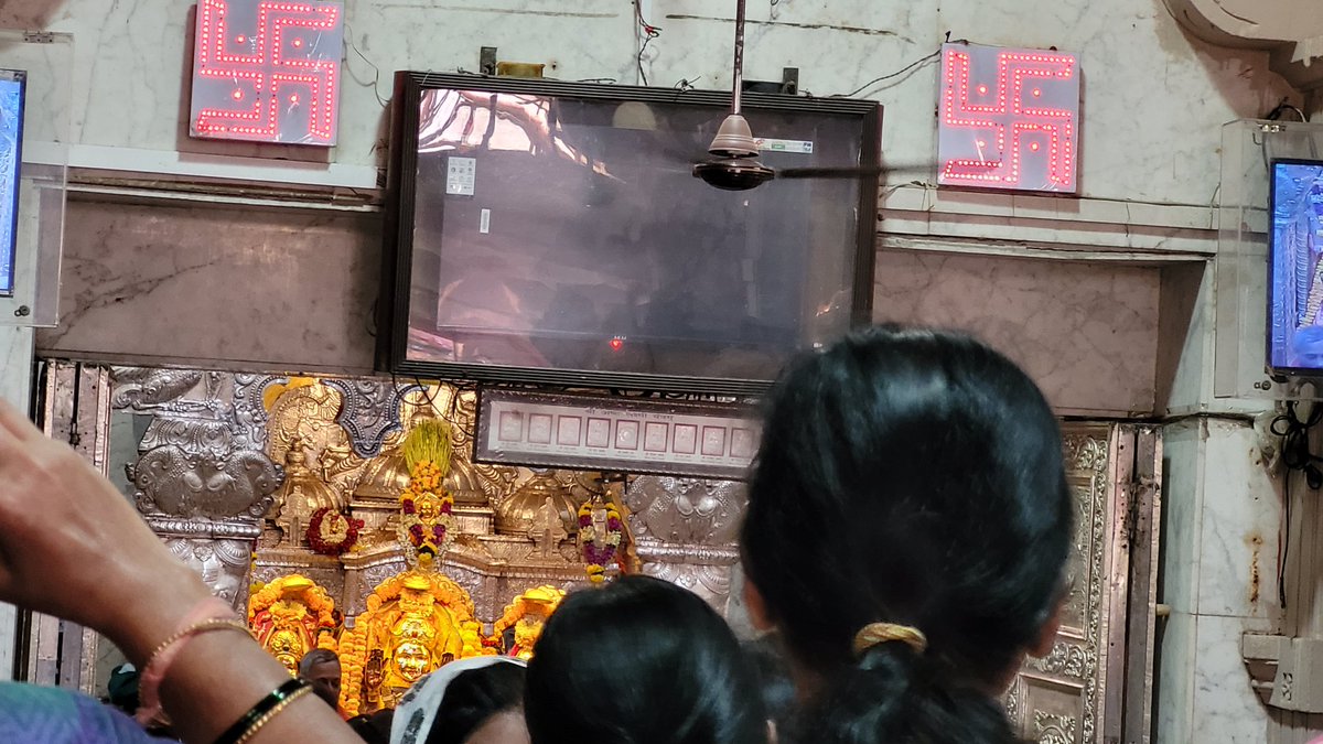 sukanyaiyer2's tweet photo. Had a Divine calling today...Paid a visit to #MahalakshmiTemple
Mahakali,Mahalakshmi Maha Saraswati...known as #TriDevi
Indeed felt very Blessed today after having the Darshan...🙏
सर्वज्ञे सर्ववरदे सर्वदुष्टभयङ्करि । सर्वदुःखहरे देवि महालक्ष्मि नमोऽस्तु ते ॥
सिद्धिबुद्धिप्रदे देवि भुक्तिमुक्तिप्रदायिनि । मन्त्रपूते सदा देवि महालक्ष्मि नमोऽस्तु ते ॥
आद्यन्तरहिते देवि आद्यशक्तिमहेश्वरि । योगजे योगसम्भूते महालक्ष्मि नमोऽस्तु ते ॥
