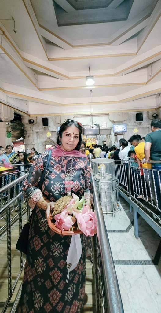 sukanyaiyer2's tweet photo. Had a Divine calling today...Paid a visit to #MahalakshmiTemple
Mahakali,Mahalakshmi Maha Saraswati...known as #TriDevi
Indeed felt very Blessed today after having the Darshan...🙏
सर्वज्ञे सर्ववरदे सर्वदुष्टभयङ्करि । सर्वदुःखहरे देवि महालक्ष्मि नमोऽस्तु ते ॥
सिद्धिबुद्धिप्रदे देवि भुक्तिमुक्तिप्रदायिनि । मन्त्रपूते सदा देवि महालक्ष्मि नमोऽस्तु ते ॥
आद्यन्तरहिते देवि आद्यशक्तिमहेश्वरि । योगजे योगसम्भूते महालक्ष्मि नमोऽस्तु ते ॥