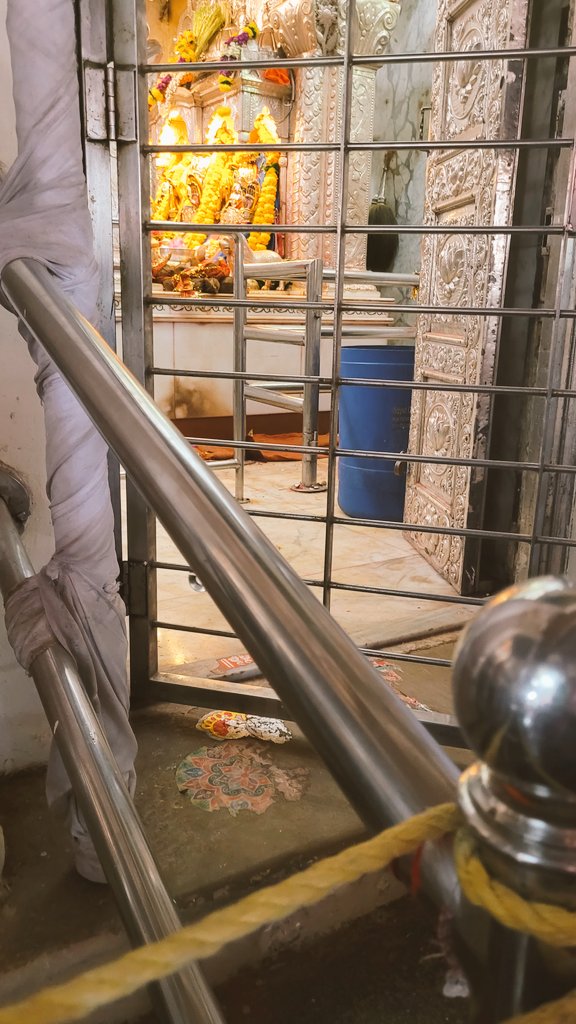 sukanyaiyer2's tweet photo. Had a Divine calling today...Paid a visit to #MahalakshmiTemple
Mahakali,Mahalakshmi Maha Saraswati...known as #TriDevi
Indeed felt very Blessed today after having the Darshan...🙏
सर्वज्ञे सर्ववरदे सर्वदुष्टभयङ्करि । सर्वदुःखहरे देवि महालक्ष्मि नमोऽस्तु ते ॥
सिद्धिबुद्धिप्रदे देवि भुक्तिमुक्तिप्रदायिनि । मन्त्रपूते सदा देवि महालक्ष्मि नमोऽस्तु ते ॥
आद्यन्तरहिते देवि आद्यशक्तिमहेश्वरि । योगजे योगसम्भूते महालक्ष्मि नमोऽस्तु ते ॥