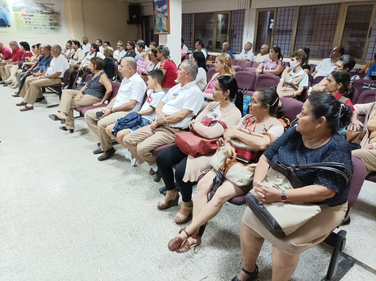 Con la presencia de Zaida Urquiza, Secretaria del SNTAP en la provincia, los trabajadores del Bandec ratificamos está mañana que estamos listo para participar en el desfile por el #1Mayo.
#ALaPatriaManosYCorazón
#BandecNoSeDetiene
#SanctiSpíritusEnMarcha
