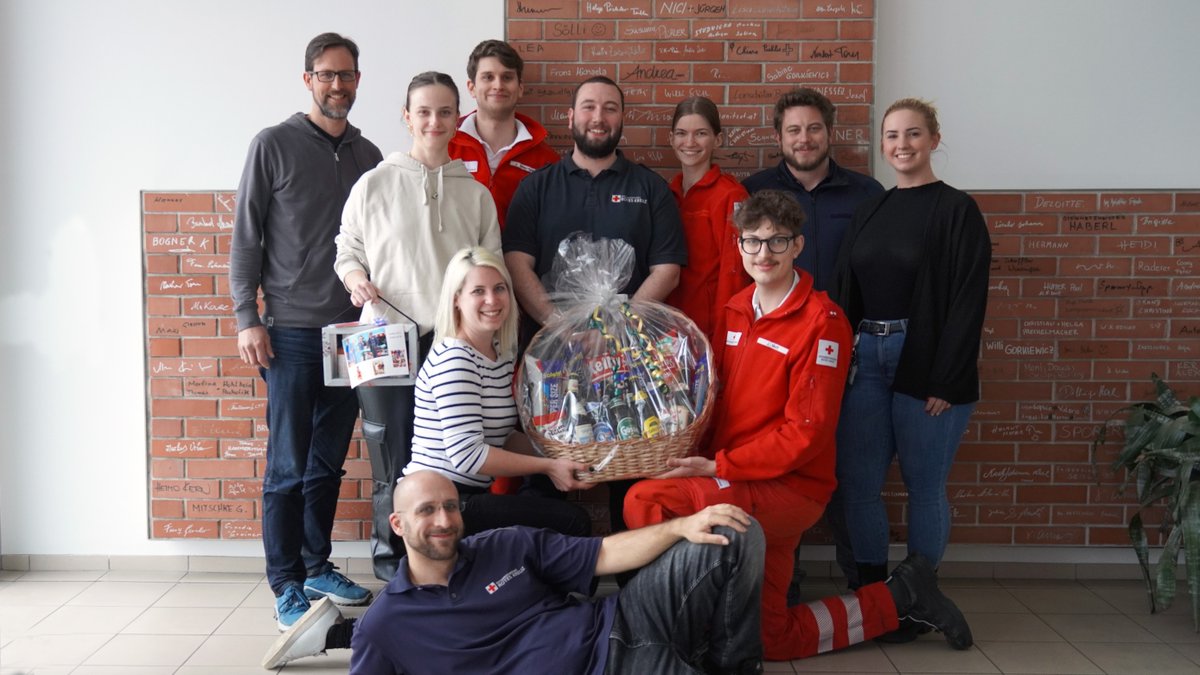 ÜBERGABE DER AUSBILDUNGSABTEILUNG 🤝

Gerrit Maschek, bekannt durch seine Tätigkeit als Fachbereichsleiter Ausbildung und Sachbearbeiter Öffentlichkeitsarbeit verlässt nach zehn Jahren Tätigkeit die Bezirksstelle Tulln. 

#roteskreuztulln #ehrensache #mithelfen #roteskreuz