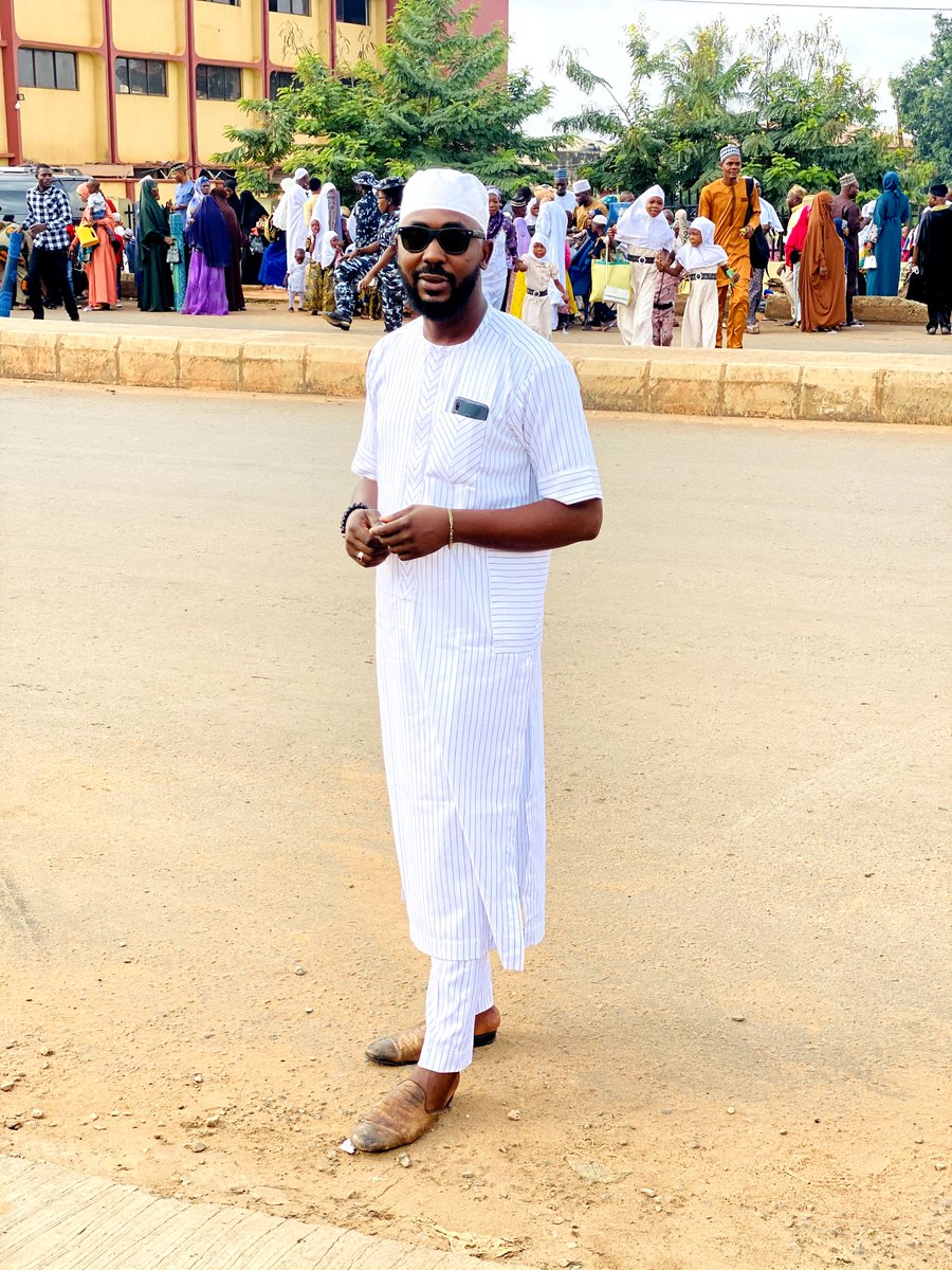hoeyeteryor's tweet photo. May this pious day brings you immense joy, happiness, peace and prosperity. Eid Mubarak!
#EidElFitr #EidMubarak https://t.co/imHSCxjRCE