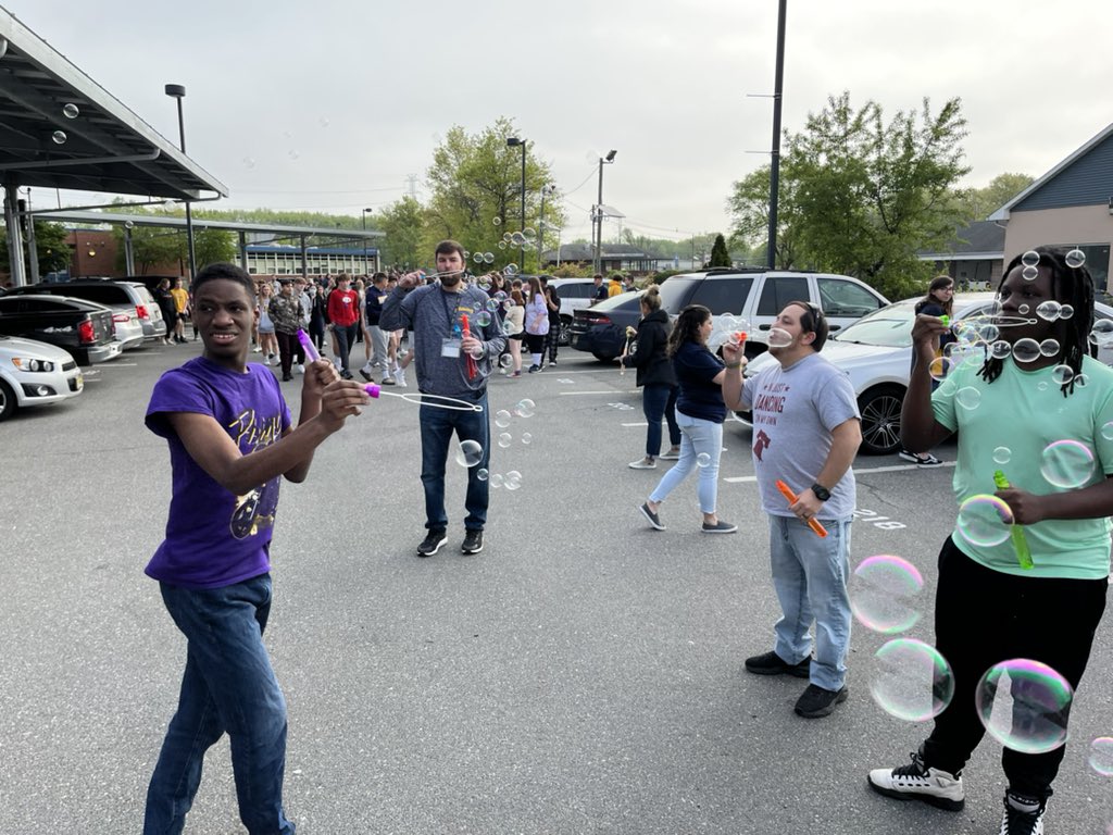 LDRawley's tweet photo. Celebrating #bubblesforautism @GloucesterGHS for Autism Acceptance Month #lionhearted https://t.co/YikEIKiE8U
