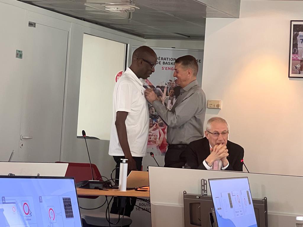 Le Président du CD75, monsieur <a href="/Oumardia_CD75/">Oumar DIA</a> s’est vu recevoir aujourd’hui sa récompense fédérale, le Coq de Bronze, par le Président de la FFBB, monsieur JP Siutat, le remerciant de son investissement dans le basket-ball français ! Toutes nos Félicitations Président 🏀
