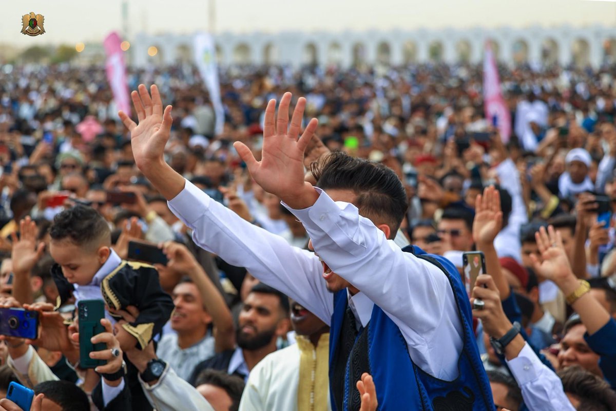 KhalifaAlabeidi's tweet photo. القائد العام المُشير خليفة حفتر يشارك شباب #بنغازي فرحتهم ويهنئهم بحلول عيد الفطر المُبارك. https://t.co/vH5dMa59XA
