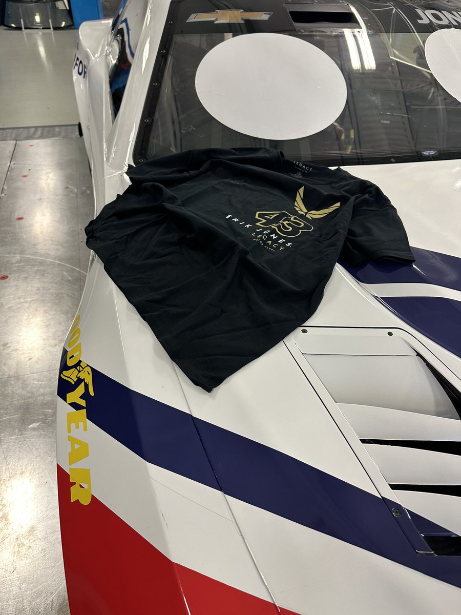LEGACYMotorClub's tweet photo. Thankful for you, fans! SO here’s another GIVEAWAY for this signed Erik Jones @usairforce shirt! 

1️⃣ Follow @LegacyMotorclub + @Erik_Jones 
2️⃣ Retweet this post!
3️⃣ Wait until 3p.m. EST to see if you’re the lucky winner! https://t.co/Pb7FXDbDaL