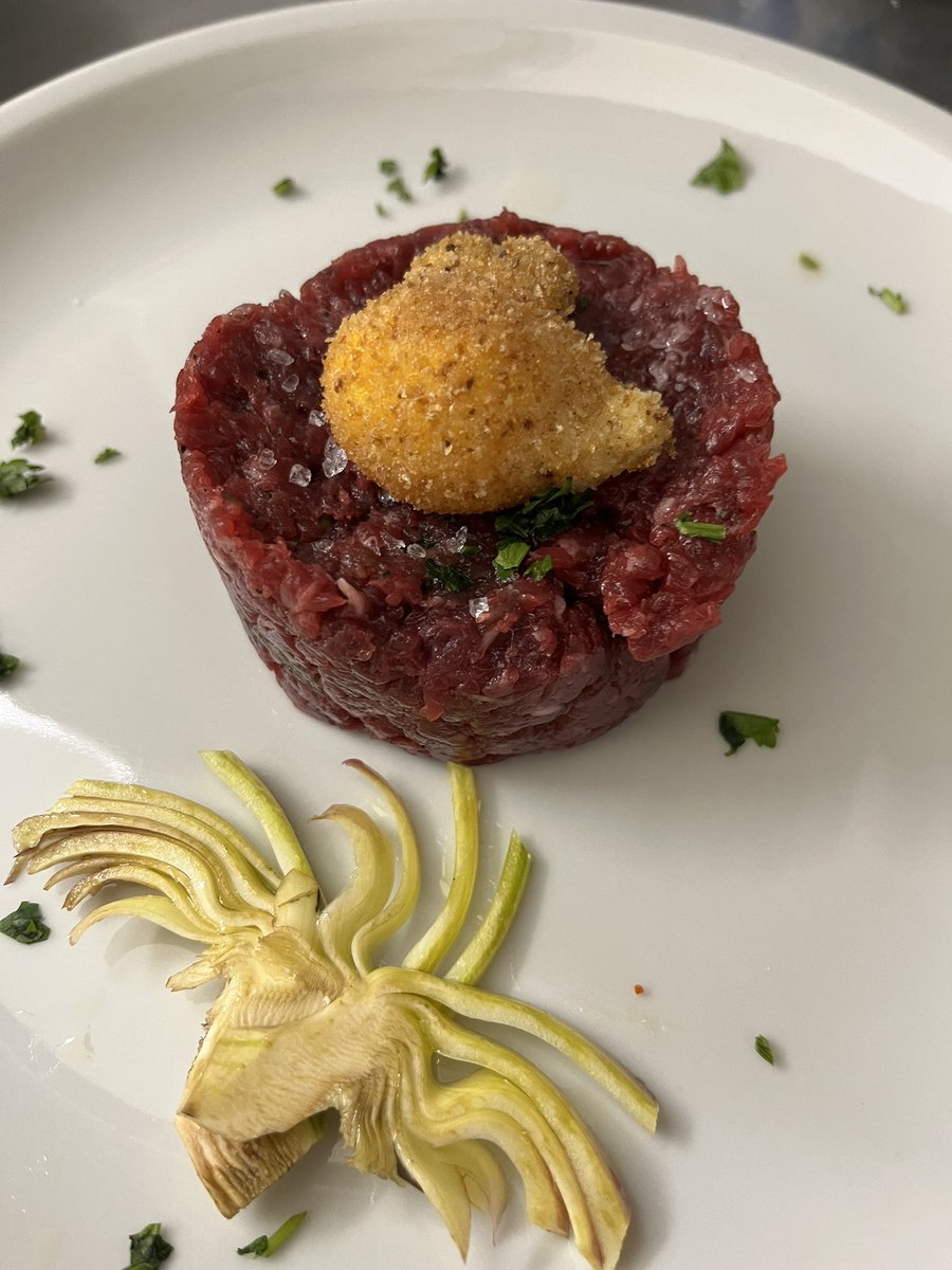 AcribusFlammis's tweet photo. Tartare di filetto di piemontese alle spezie, sale Maldon, noce moscata e curry rosso con tuorlo d’uovo croccante e lame di carciofo al limone e sentore di alici https://t.co/UgcDM99Fok