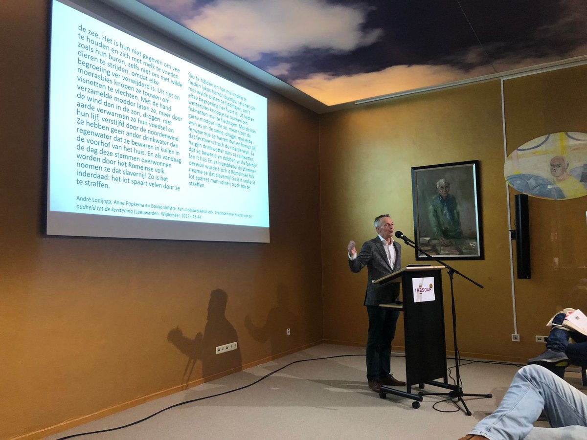 😀 We binne los yn <a href="/Tresoar/">Tresoar</a> 😀 ! '2000 jier #Friezen en harren #lânskip'. Joop Koopmans, foarsitter fan it <a href="/KFGenootschap/">Fries Genootschap</a> iepene it #Sieperda Sympoasium.  bit.ly/3lXA4cl
