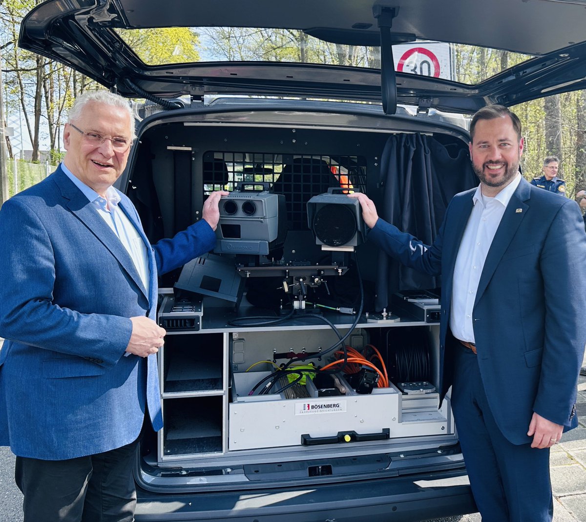 #Obacht! Heute ganztägiger #Blitzmarathon! Die bayerische #Polizei 👮🏼👮🏼‍♀️ beteiligt sich natürlich auch! Zentrales Ziel: Verkehrsteilnehmer für Tempolimits zu sensibilisieren! Die zentrale Presseveranstaltung fand heute mit #Innenminister #Herrmann in #Nürnberg-#Gebersdorf statt!