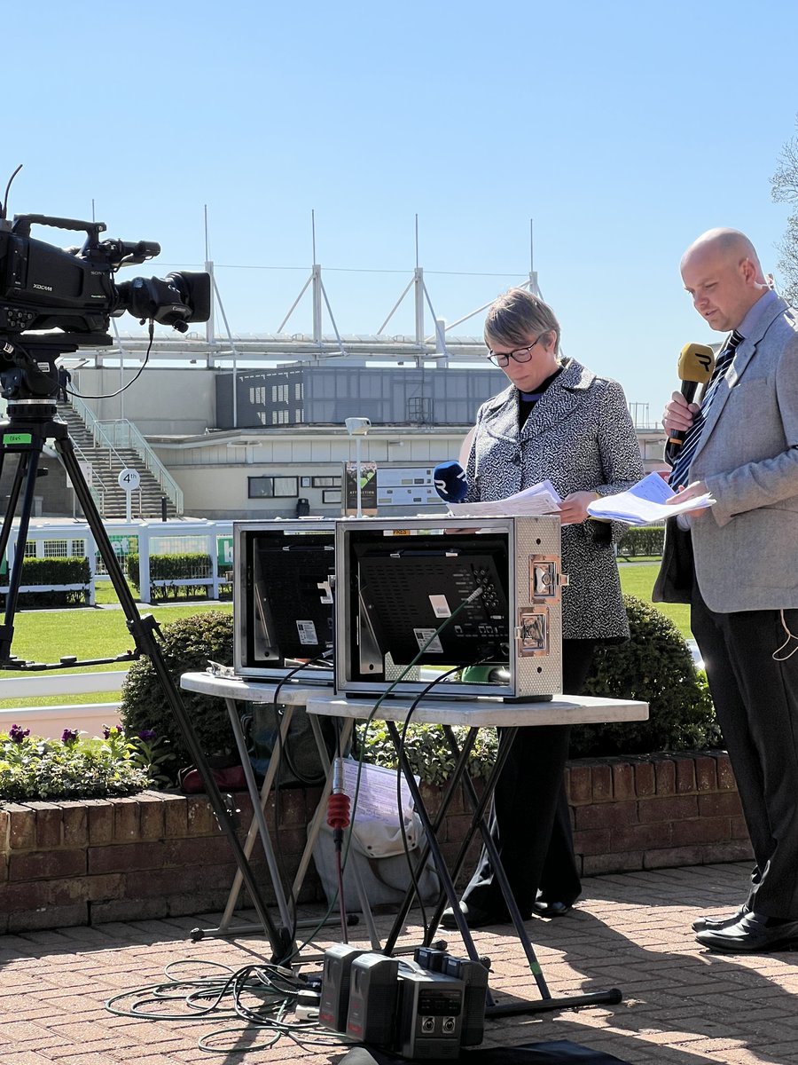 Fun week at The Craven Meeting at @NewmarketRace  for @RacingTV  and @RaceTechUK  on OB4! From engineering to have a go with the pres camera with @LydiaHislop and Martin Dixon!

#broadcast #broadcastengineering #broadcastproduction #horseracing #behindthescenes #womaninbroadcast